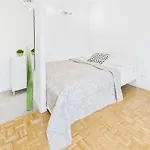 Comfortable Close To Metro Station By Renters Warschau