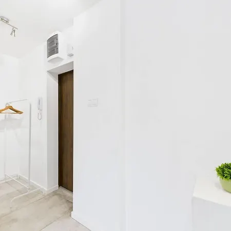 شقة Comfortable Close To Metro Station By Renters