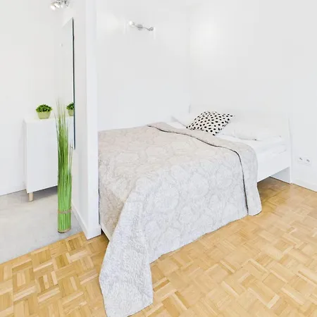 Comfortable Close To Metro Station By Renters وارسو