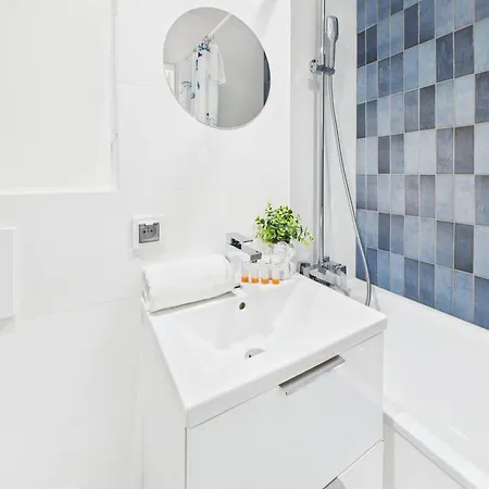 Daire Comfortable Close To Metro Station By Renters Varşova